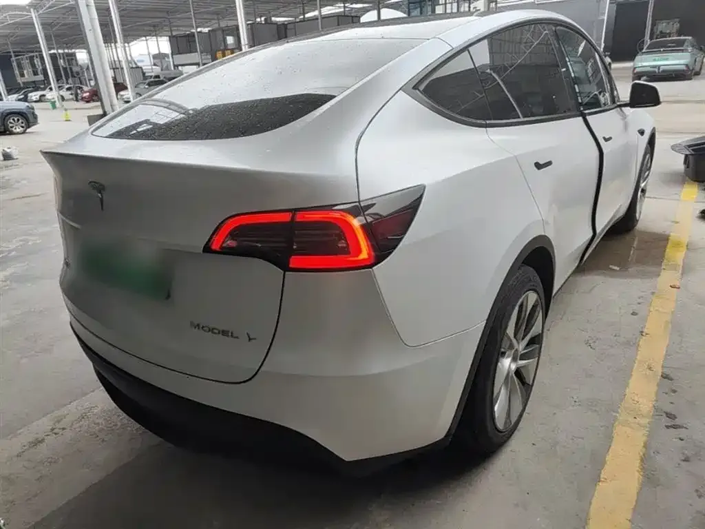 Tesla Model Y — фото 5