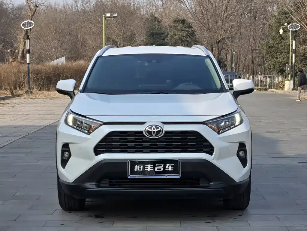 Toyota RAV4 — фото 4