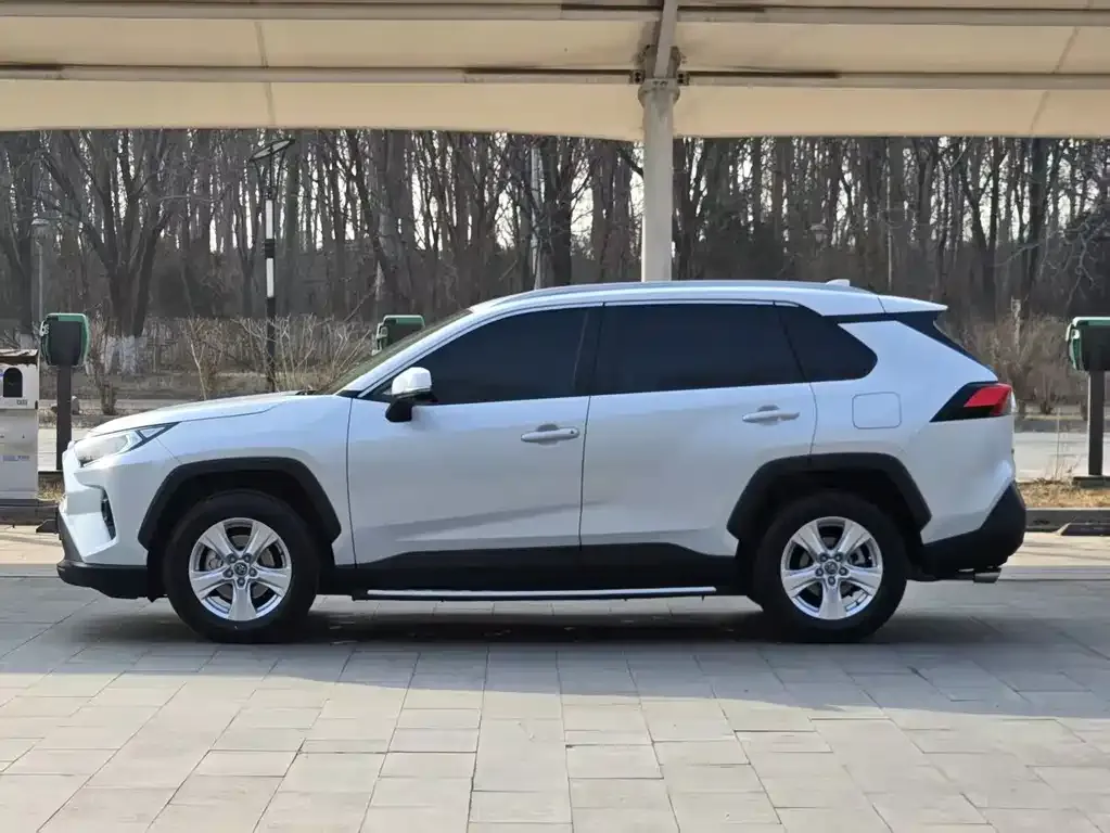 Toyota RAV4 — фото 7