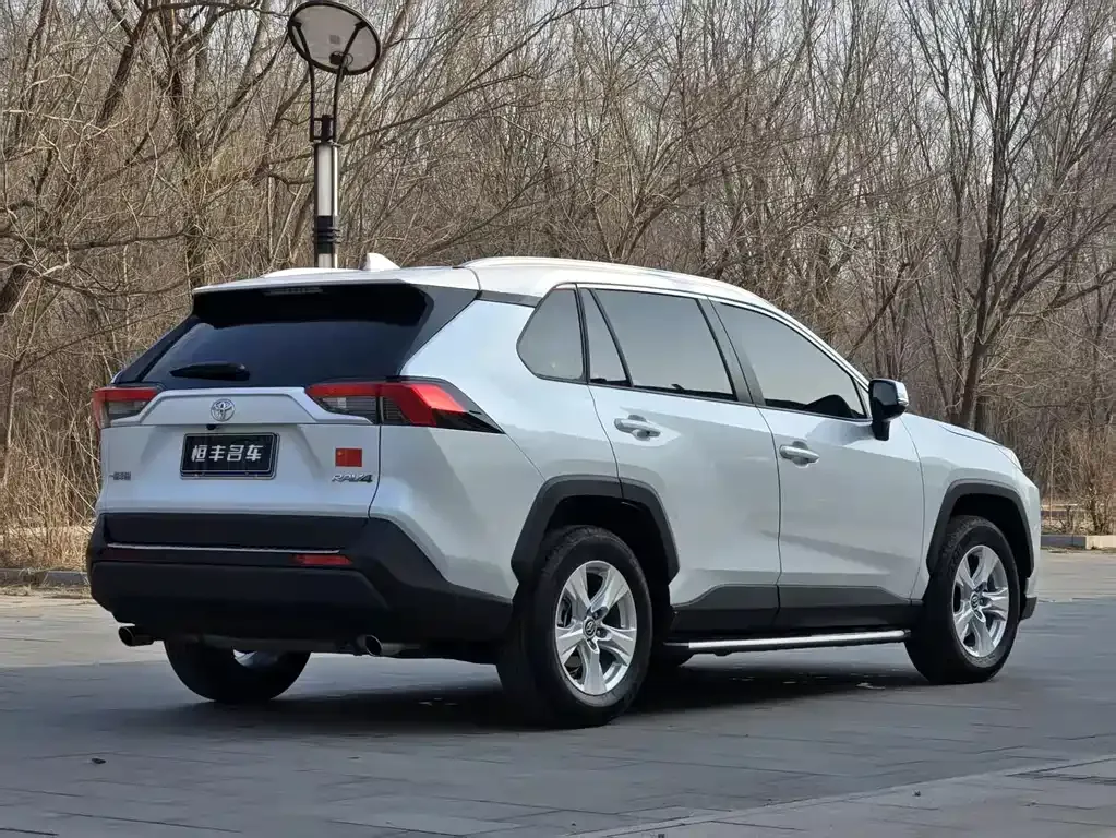 Toyota RAV4 — фото 8