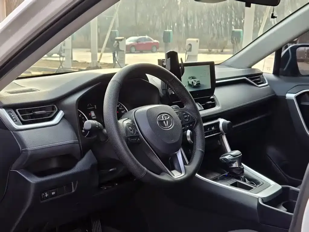 Toyota RAV4 — фото 10