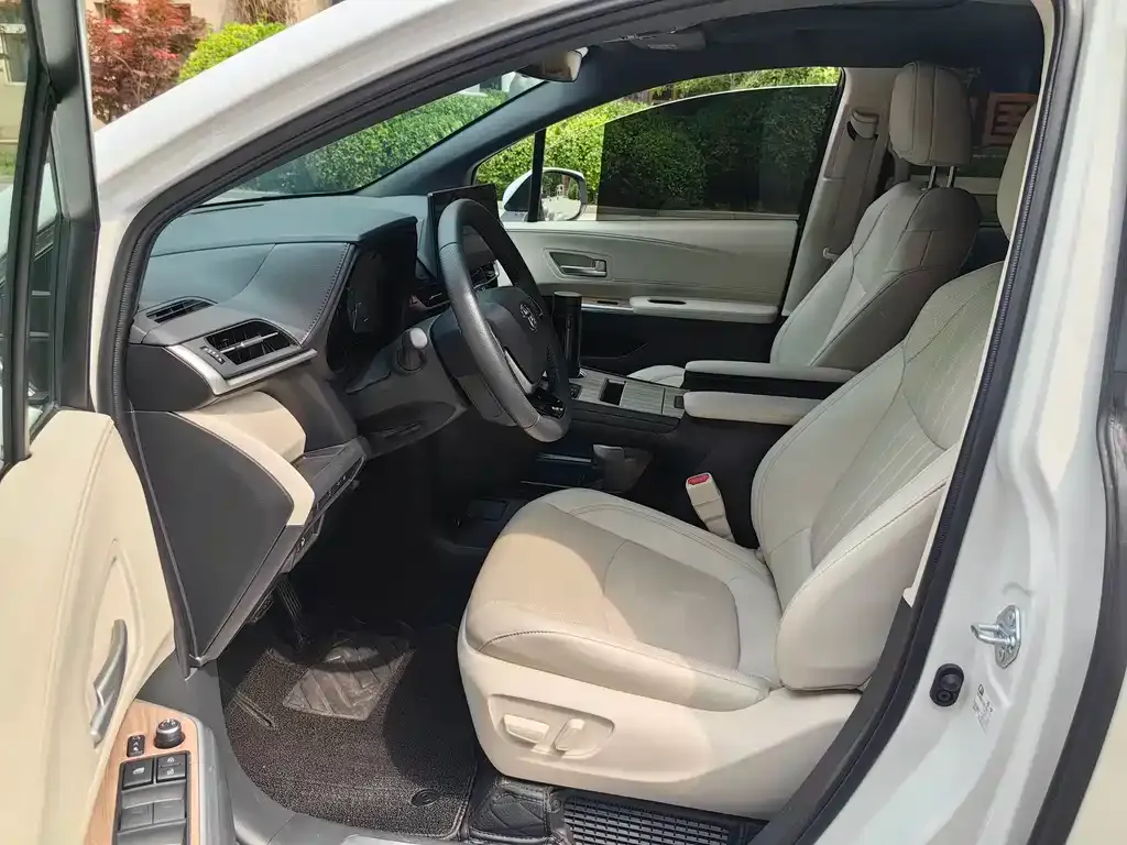 Toyota Sienna — фото 4