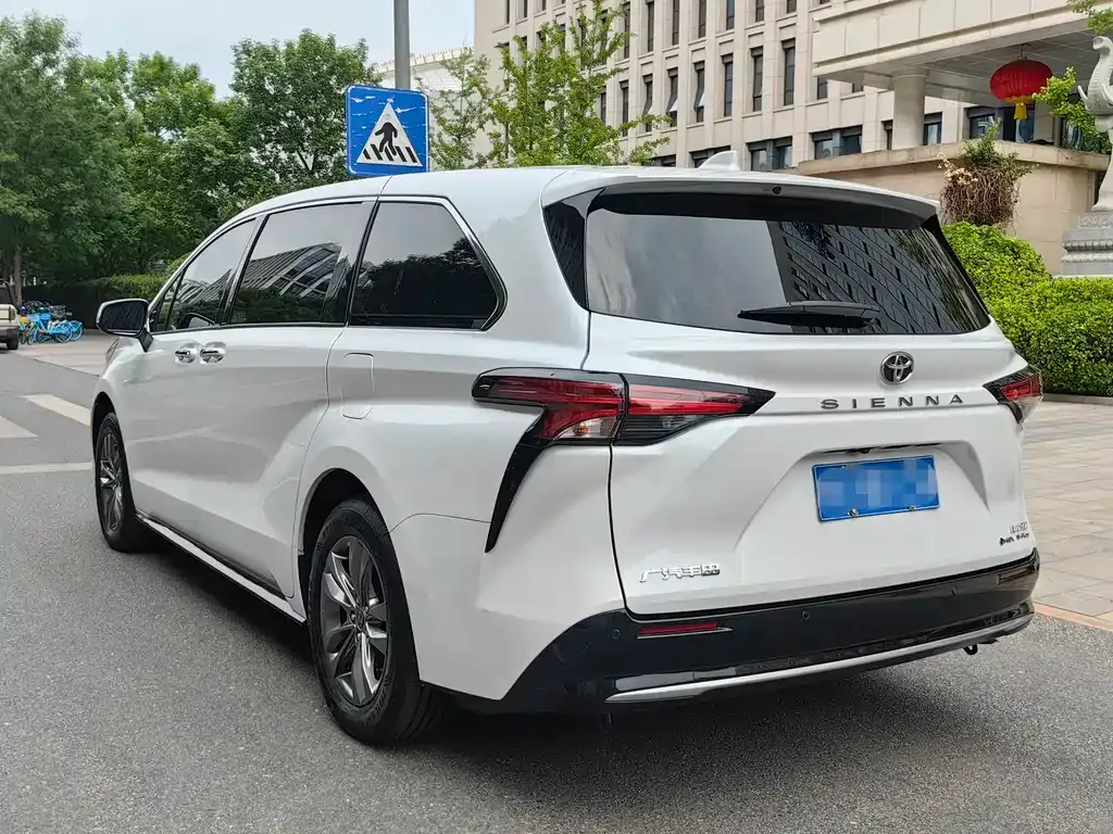 Toyota Sienna — фото 10