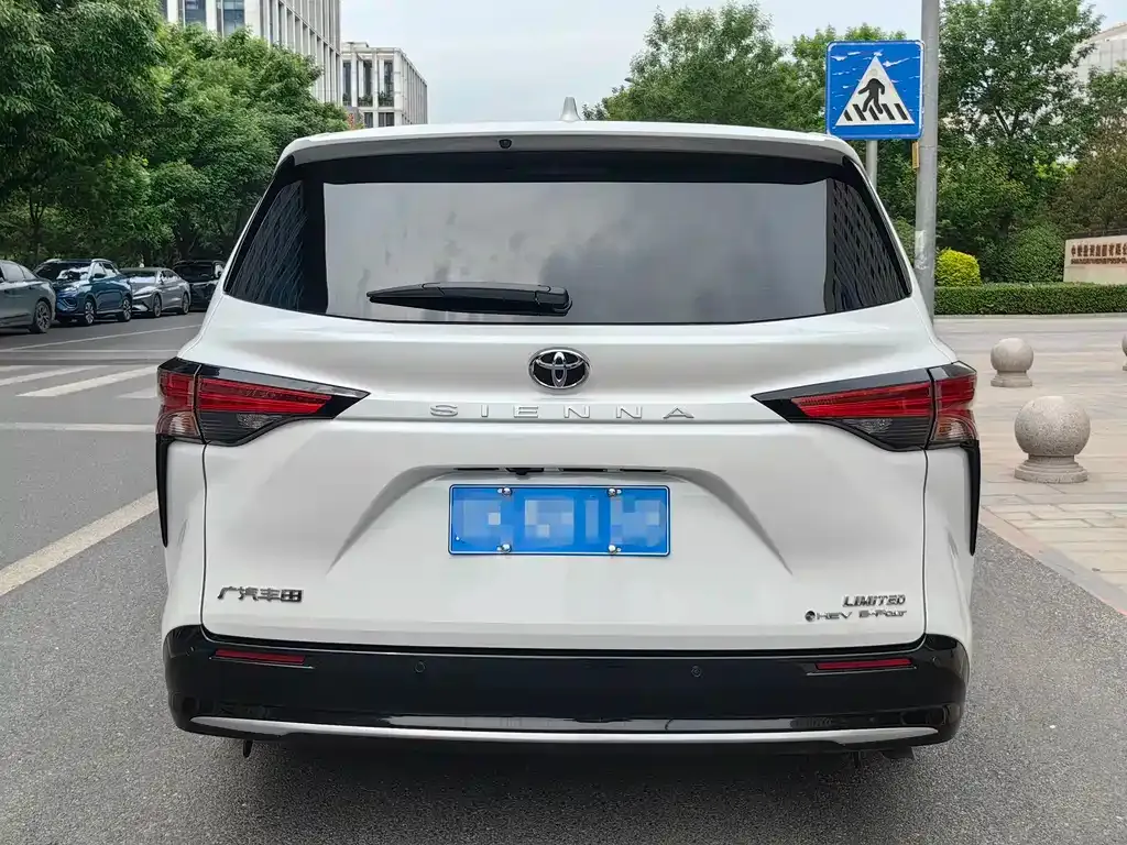 Toyota Sienna — фото 9