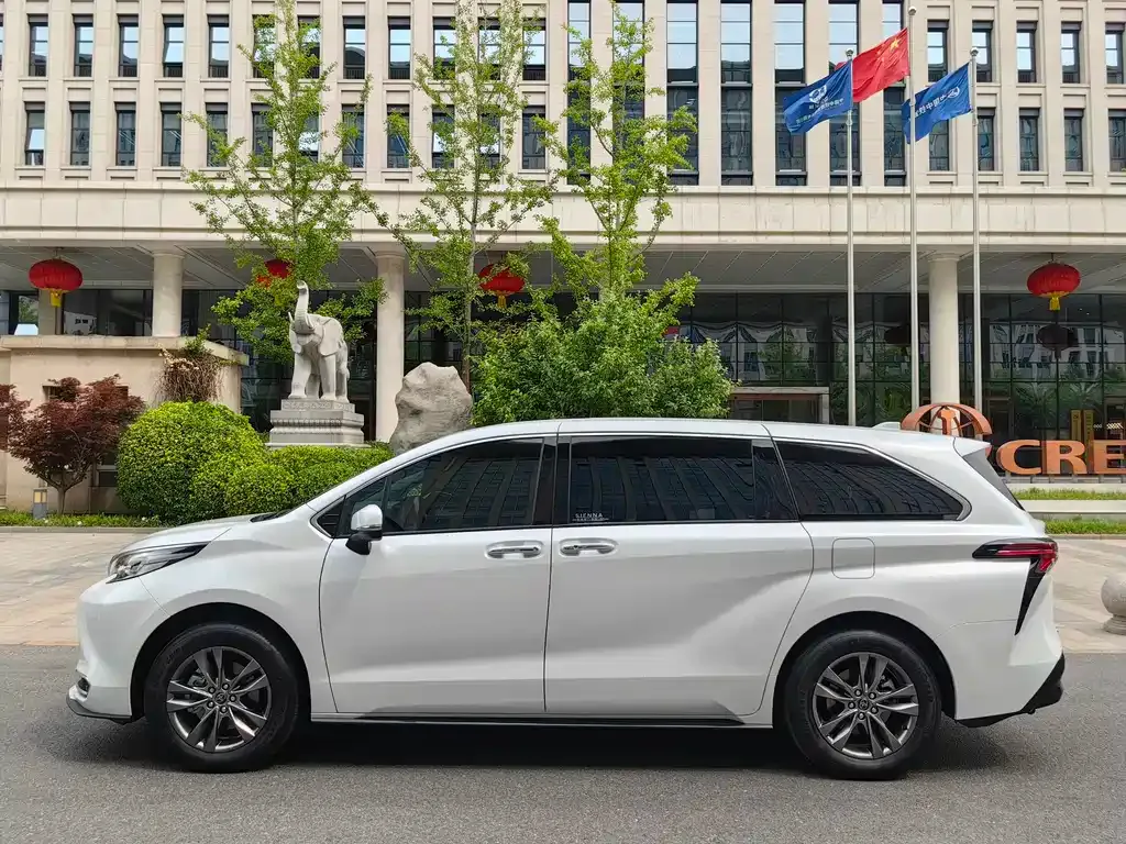 Toyota Sienna — фото 3