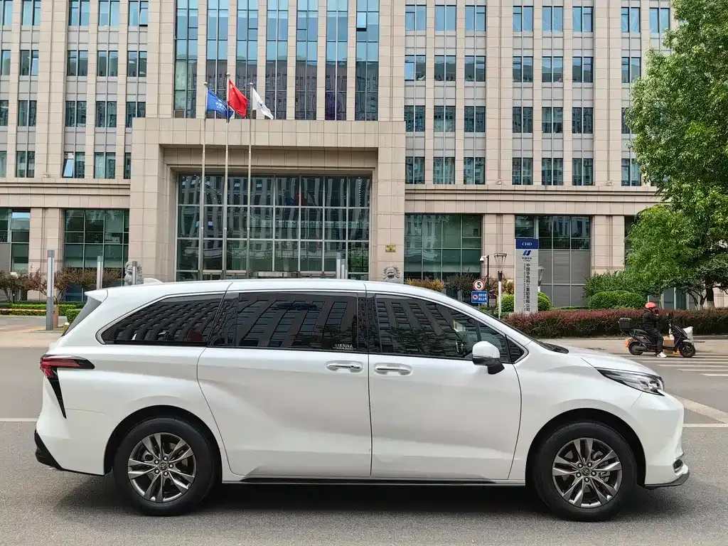 Toyota Sienna — фото 2