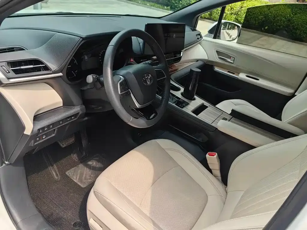 Toyota Sienna — фото 5