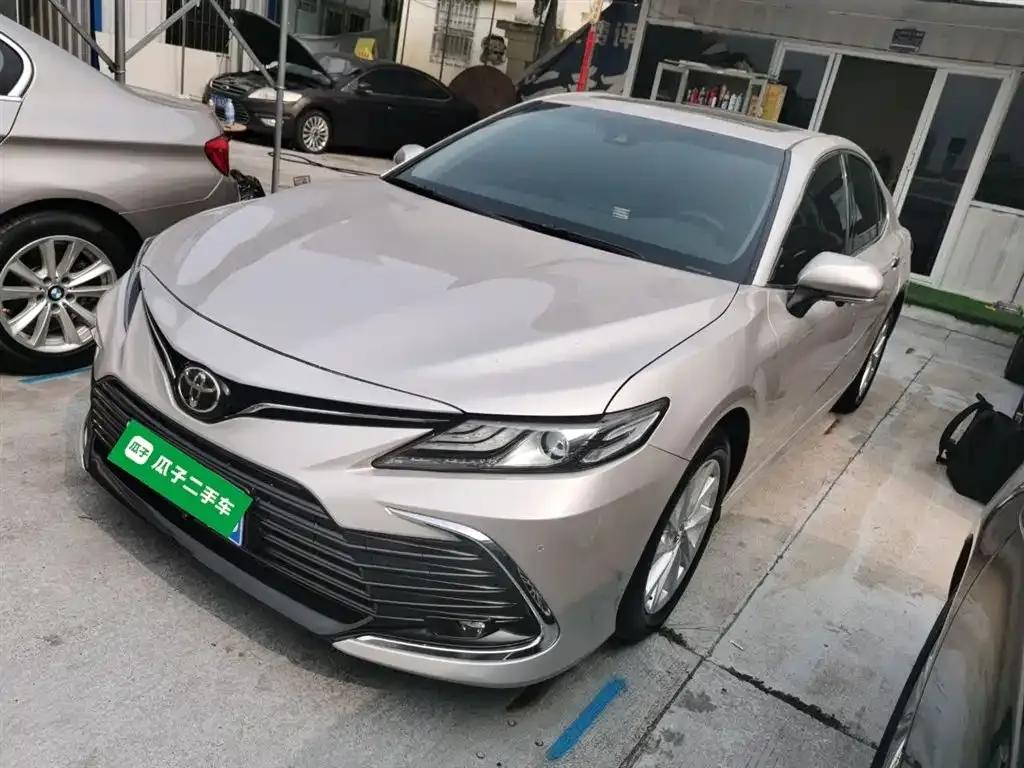 Toyota Camry — фото 1