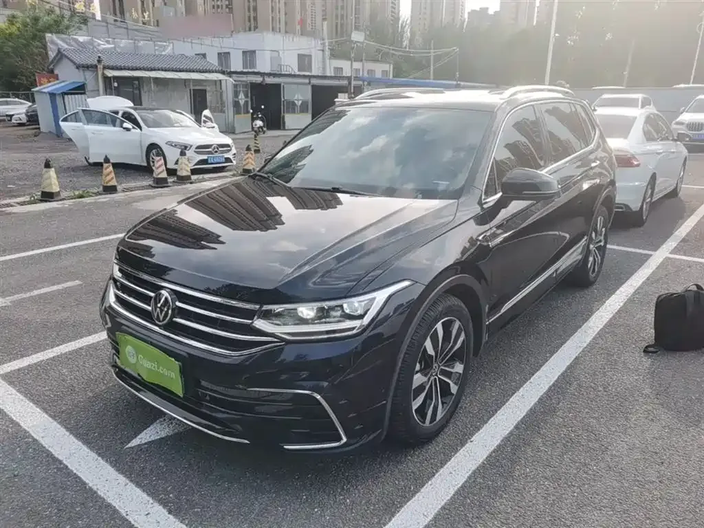 Volkswagen Tiguan L — фото 1