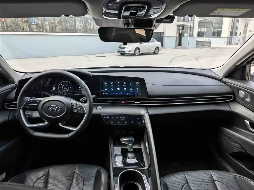 Hyundai Elantra — фото 3