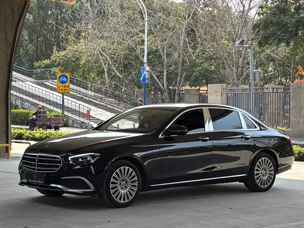 Mercedes-Benz E-Class — фото 1