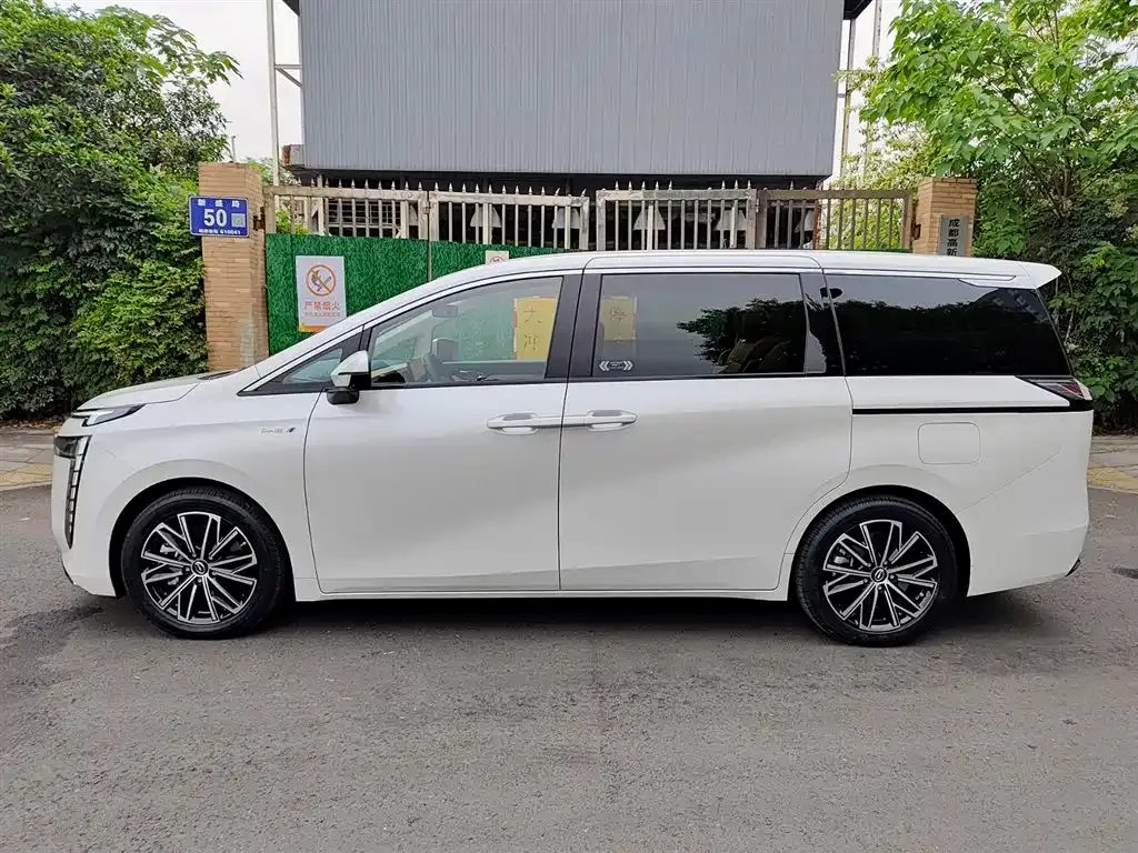 GAC Motor E8 Hybrid — фото 5