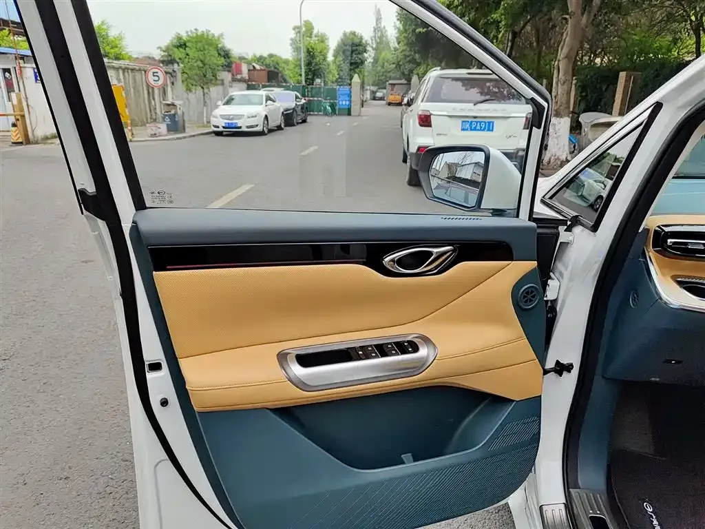 GAC Motor E8 Hybrid — фото 2