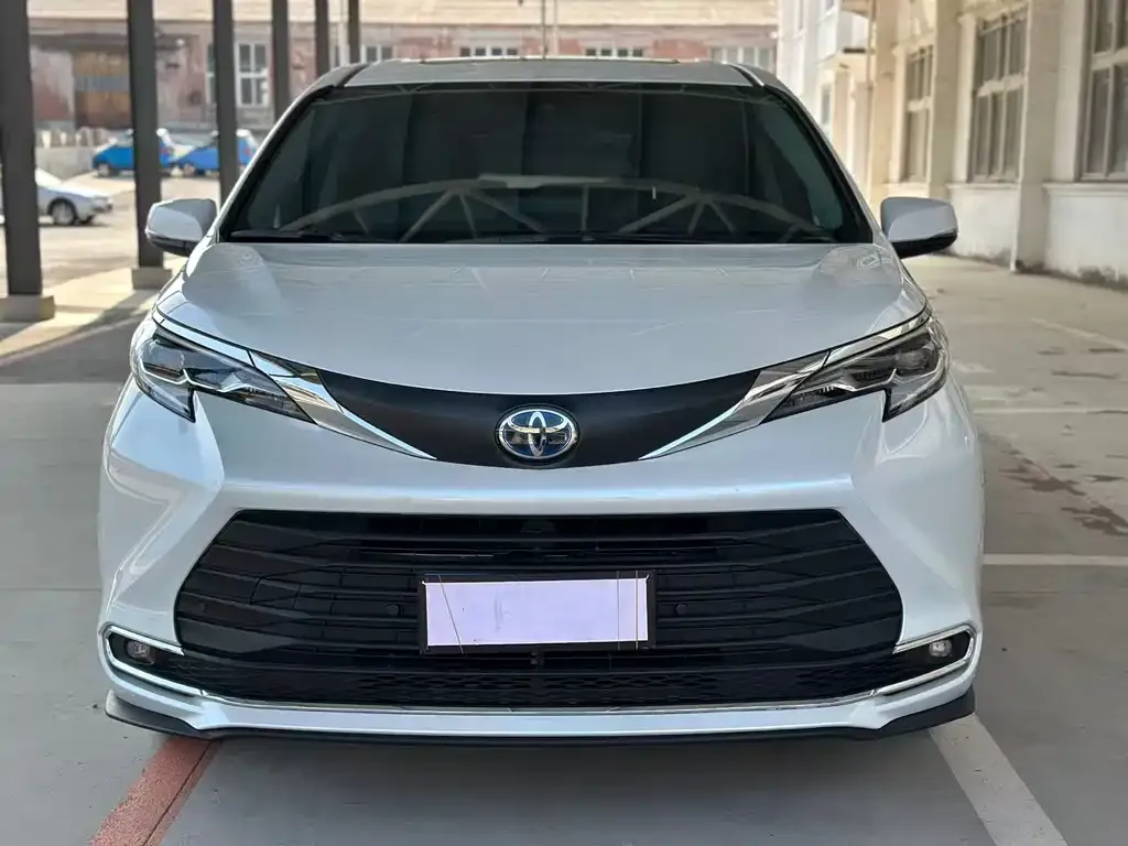 Toyota Sienna — фото 1