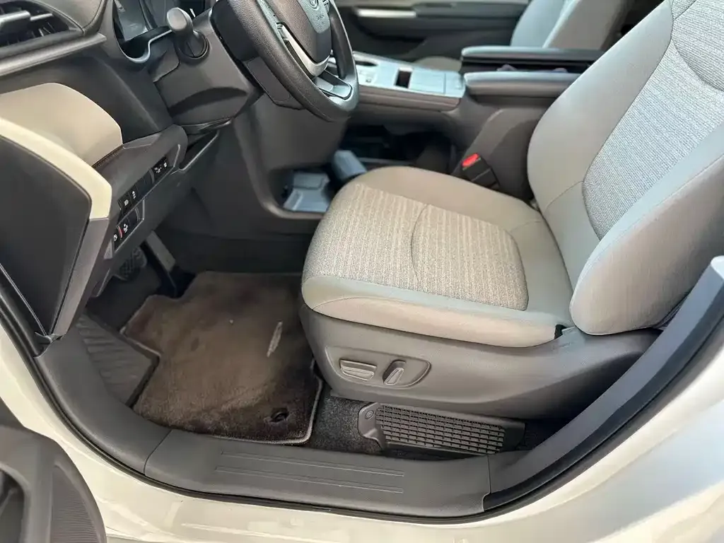 Toyota Sienna — фото 10
