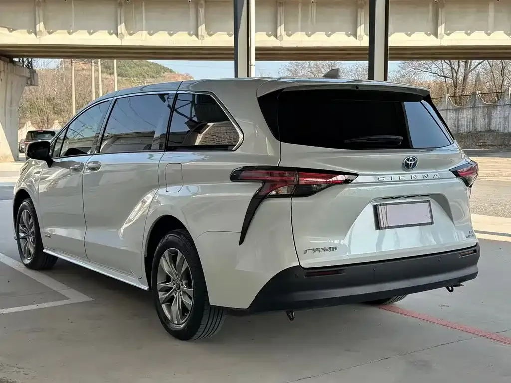 Toyota Sienna — фото 4