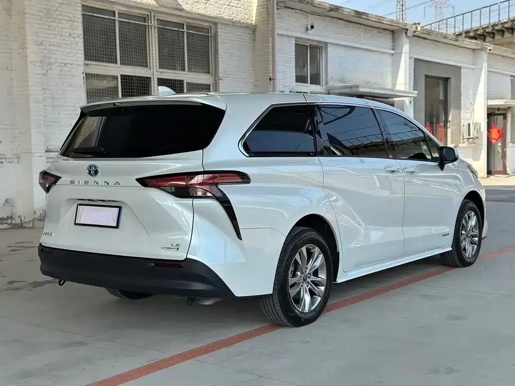 Toyota Sienna — фото 5