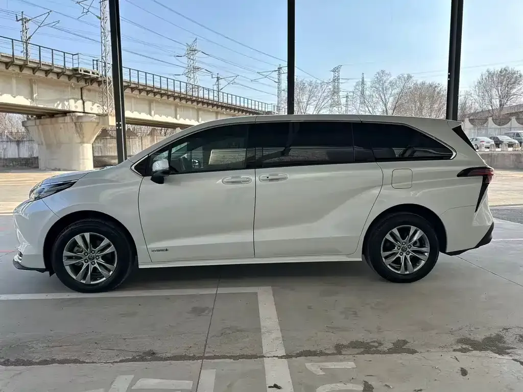 Toyota Sienna — фото 9
