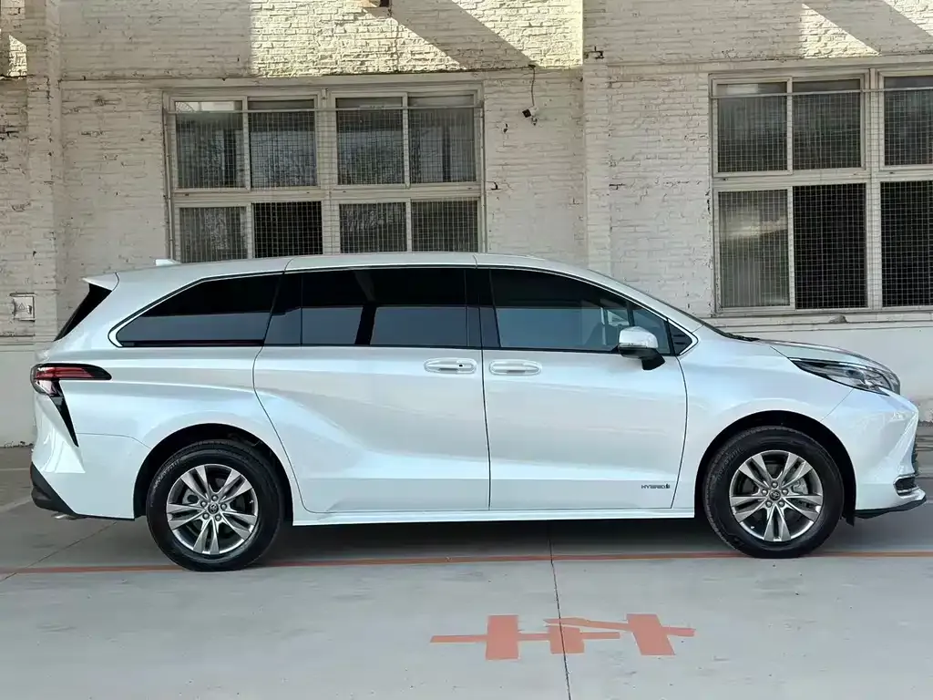 Toyota Sienna — фото 2