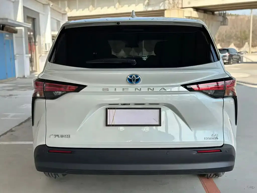 Toyota Sienna — фото 8