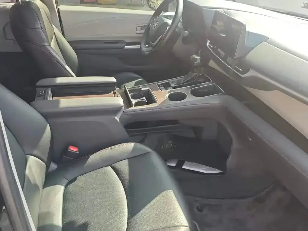 Toyota Sienna 2024 из CN, фото 2