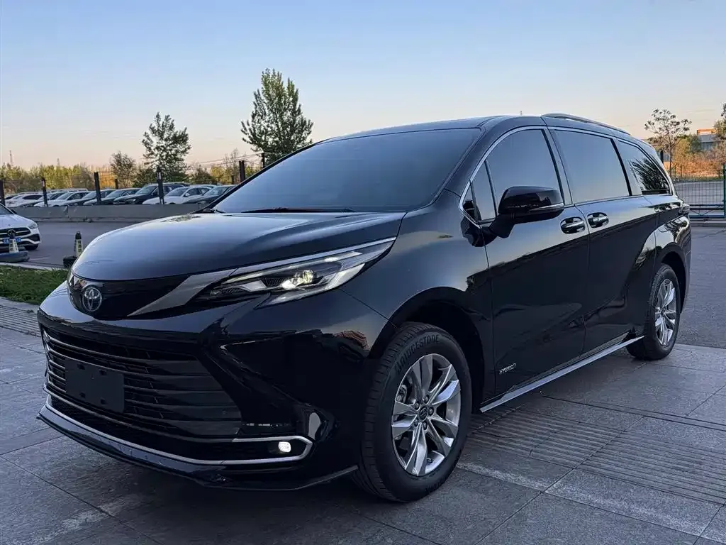 Toyota Sienna — фото 1