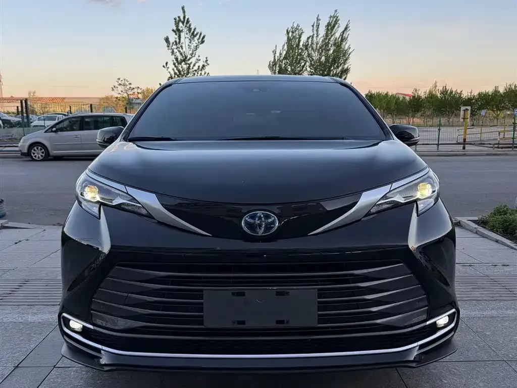 Toyota Sienna — фото 3