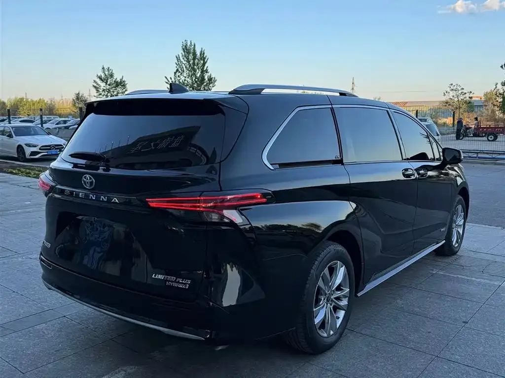 Toyota Sienna — фото 5