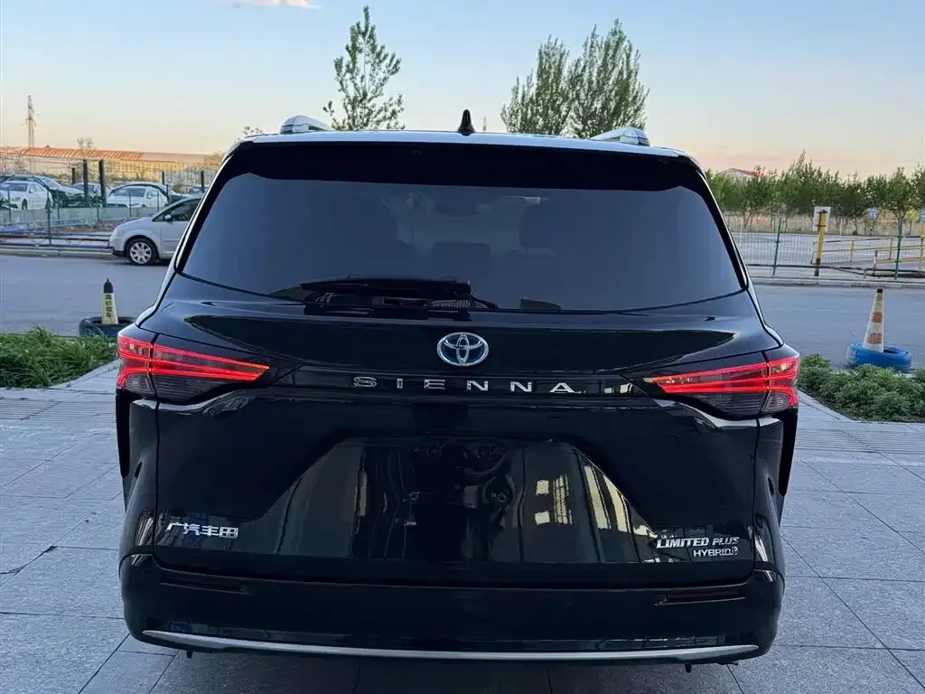 Toyota Sienna — фото 8