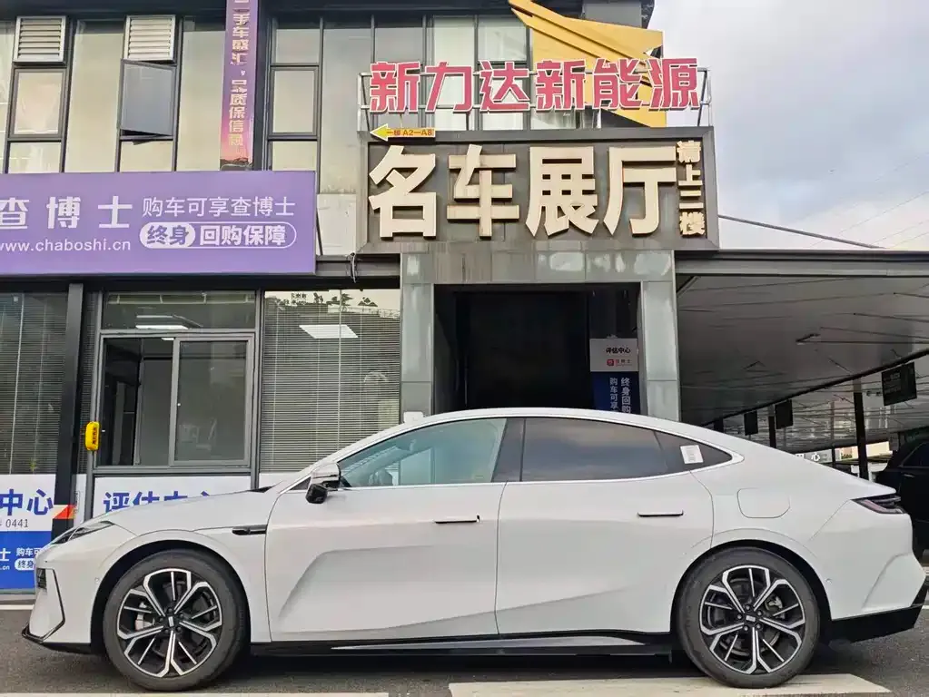 Geely Galaxy E8 — фото 10