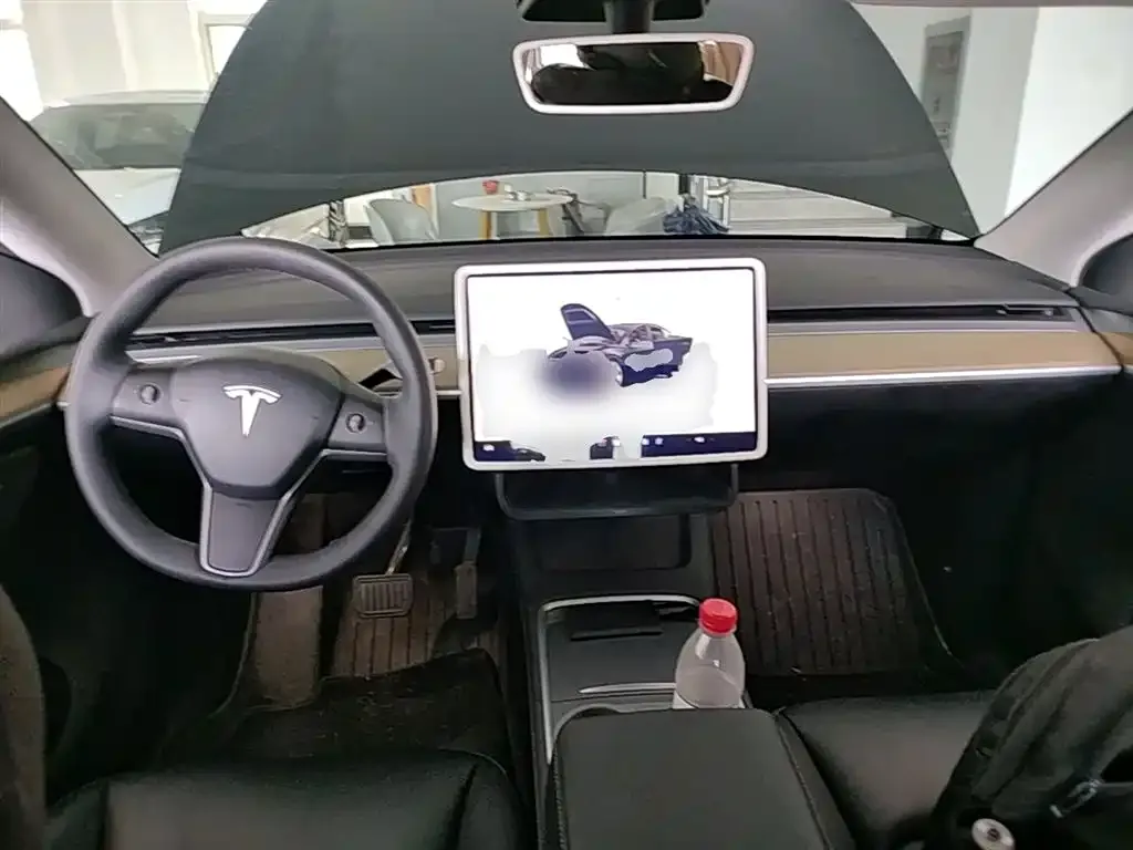 Tesla Model Y — фото 8