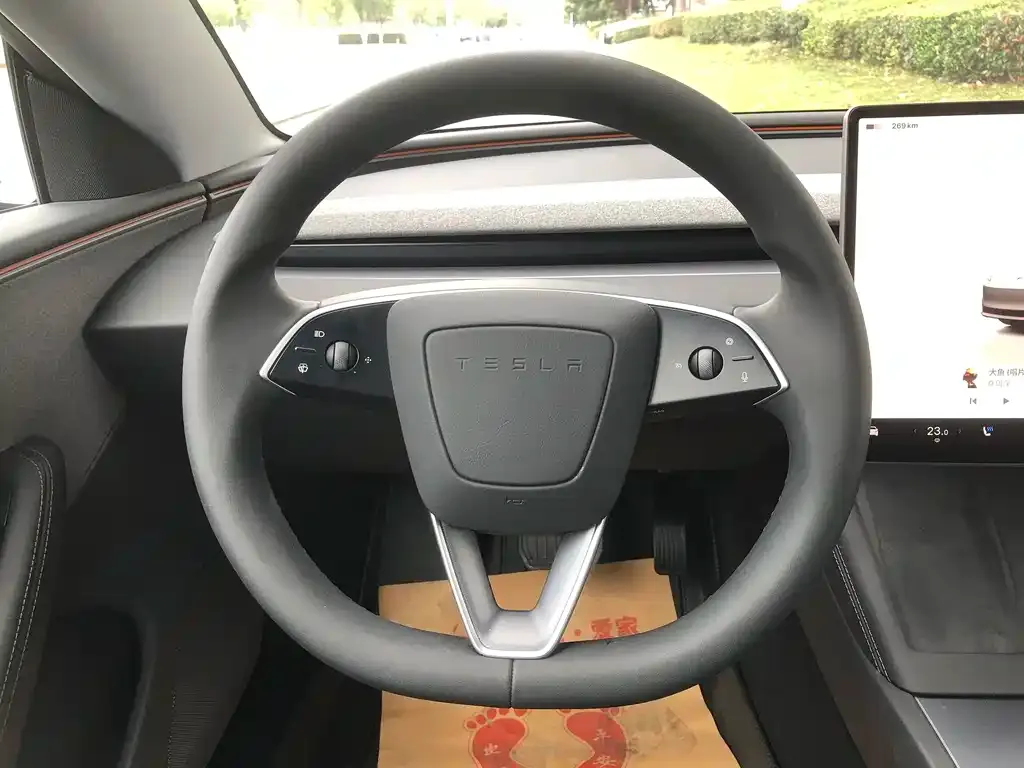 Tesla Model 3 — фото 9