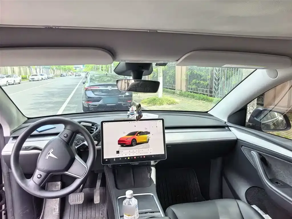 Tesla Model Y — фото 10