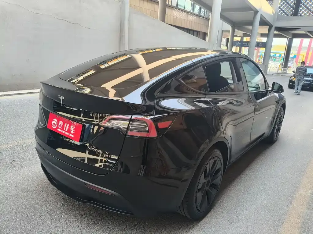 Tesla Model Y — фото 10