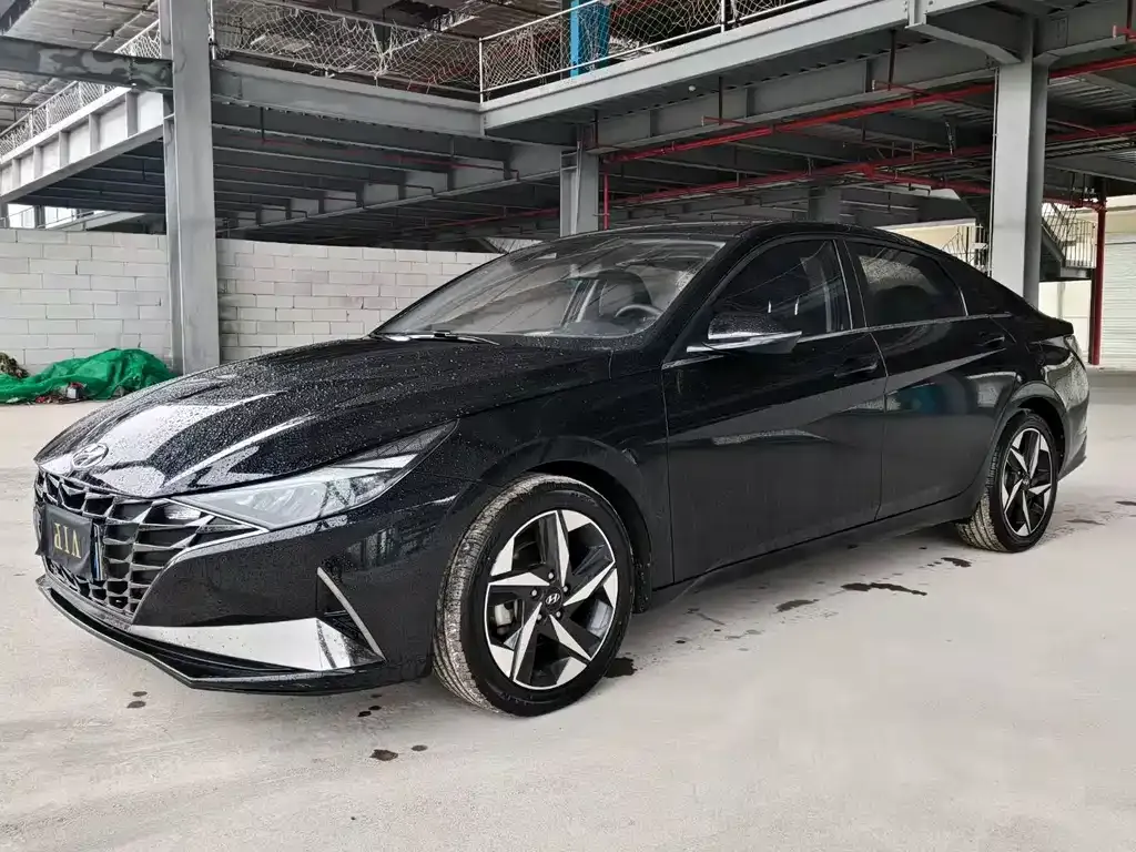Hyundai Elantra — фото 1