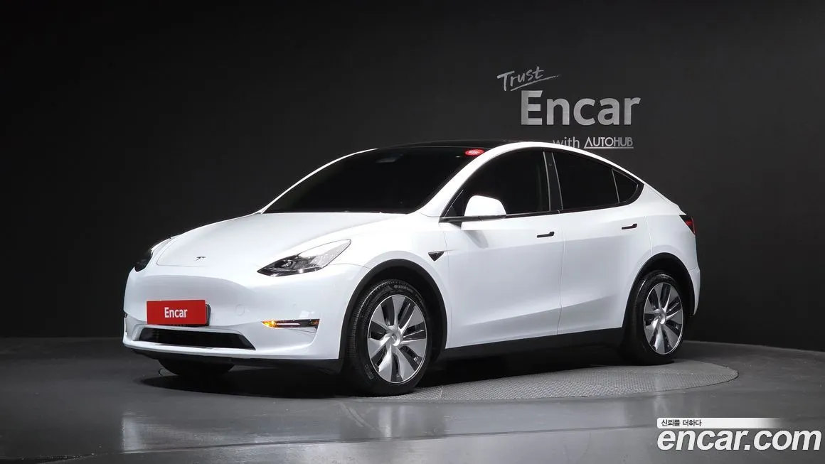 Tesla Model Y Long Range AWD 1
