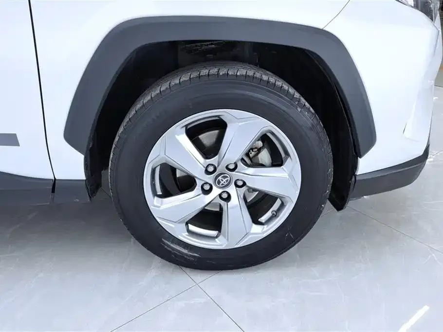 Toyota RAV4 — фото 10