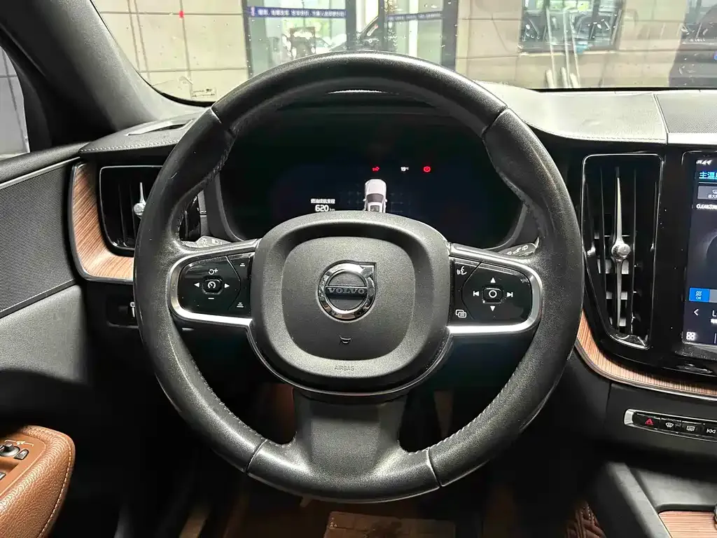 Volvo XC60 — фото 9