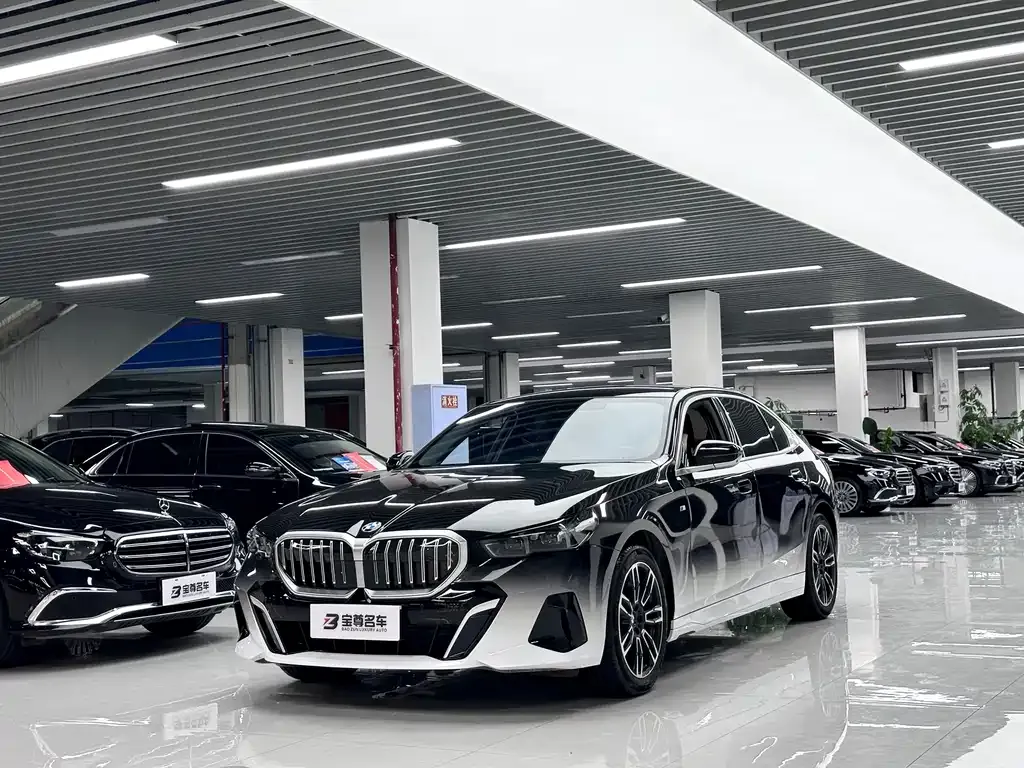 BMW 5 Series — фото 1