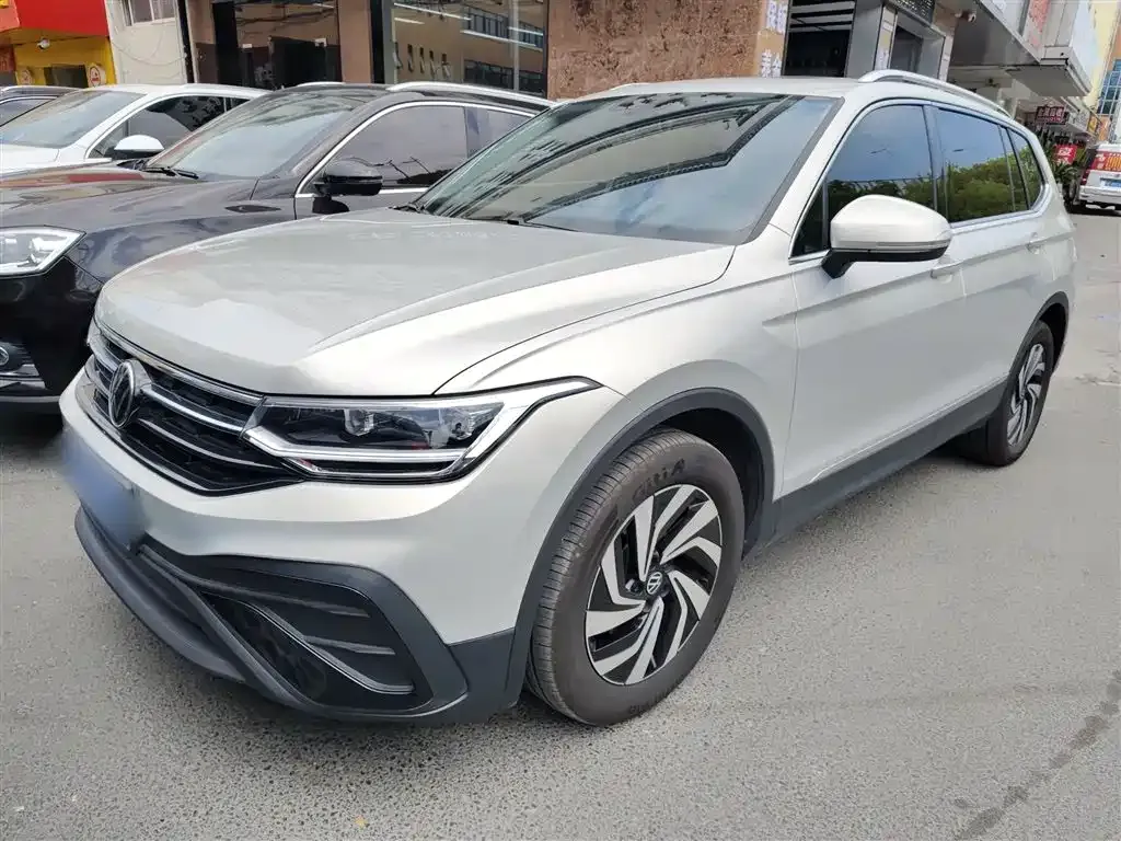 Volkswagen Tiguan L — фото 1