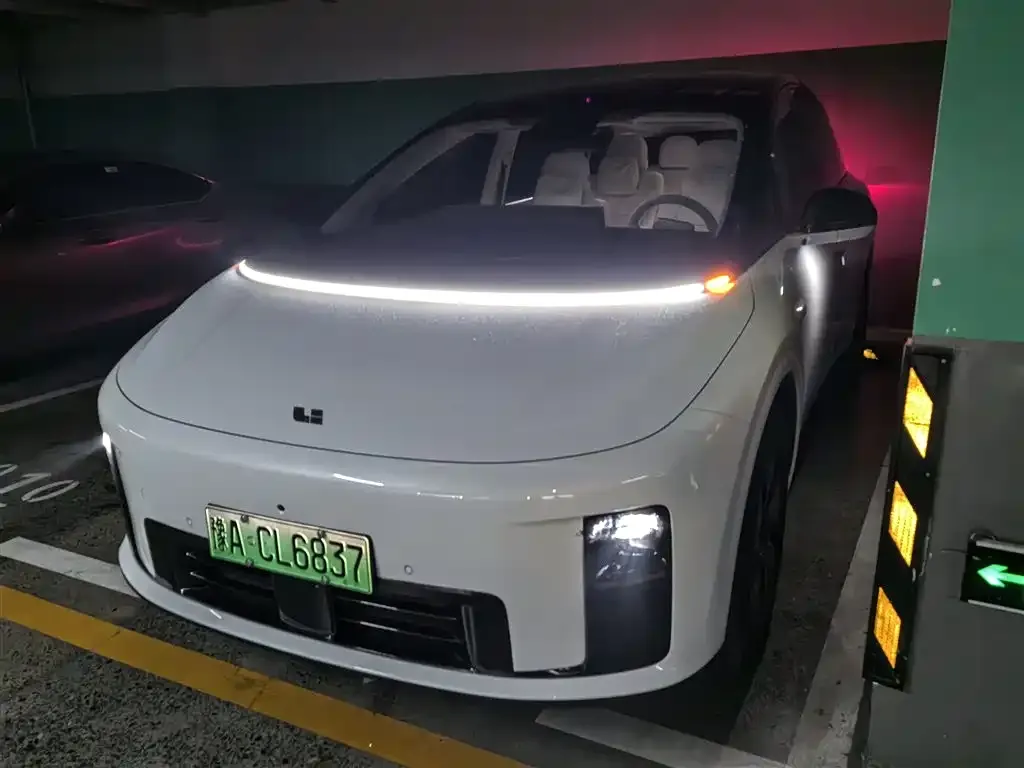 Li Auto i8 — фото 1