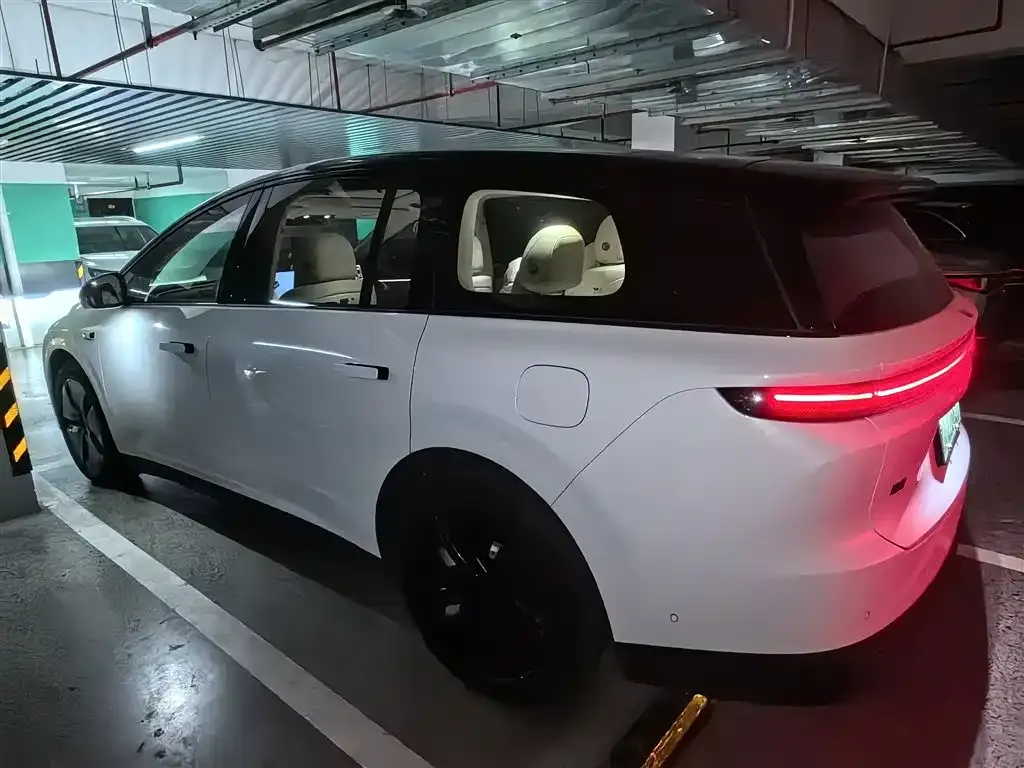 Li Auto i8 — фото 7