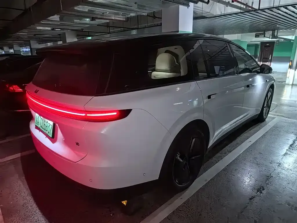 Li Auto i8 — фото 4