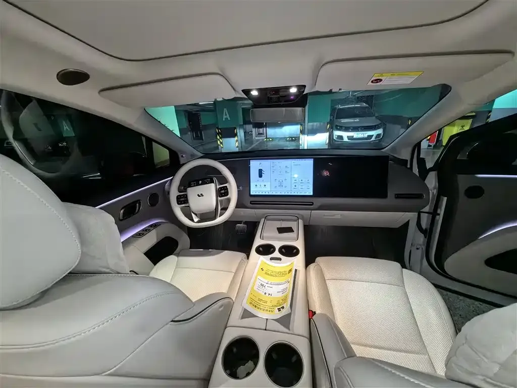 Li Auto i8 — фото 5