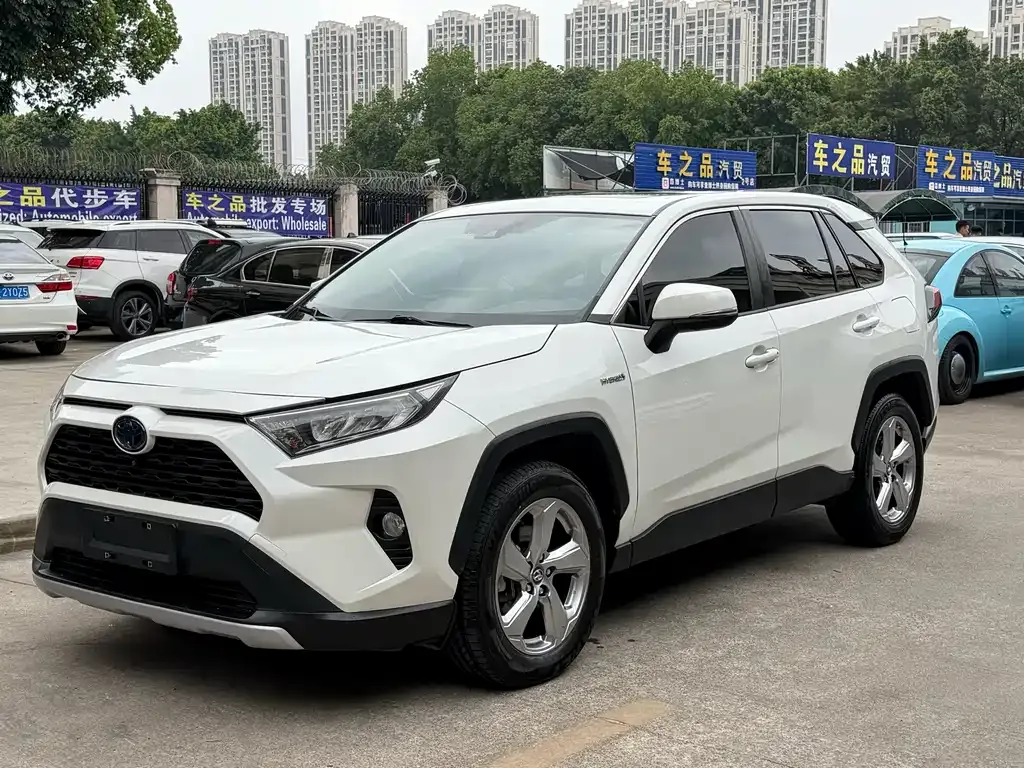 Toyota RAV4 — фото 1