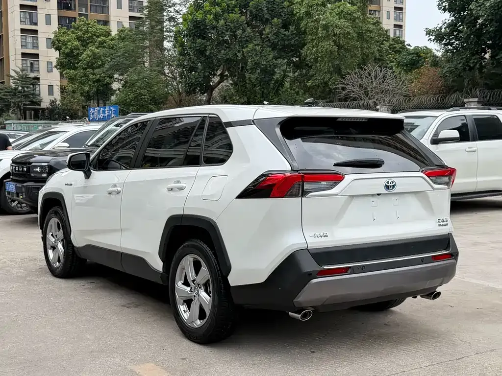 Toyota RAV4 — фото 4