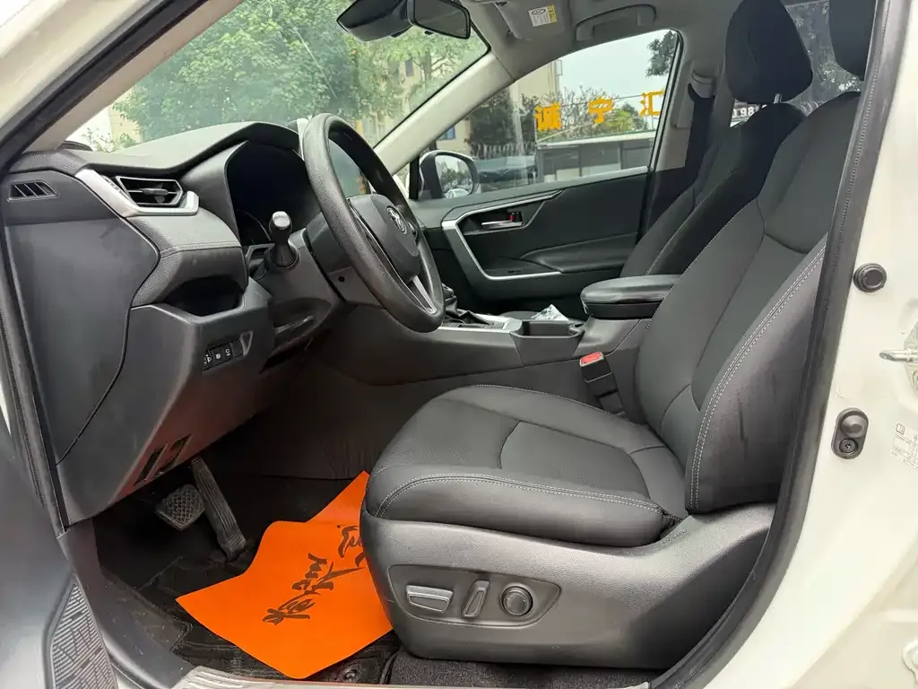 Toyota RAV4 — фото 10