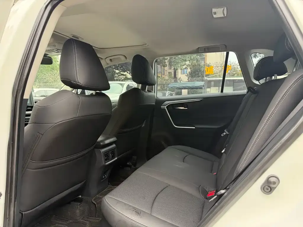 Toyota RAV4 — фото 8