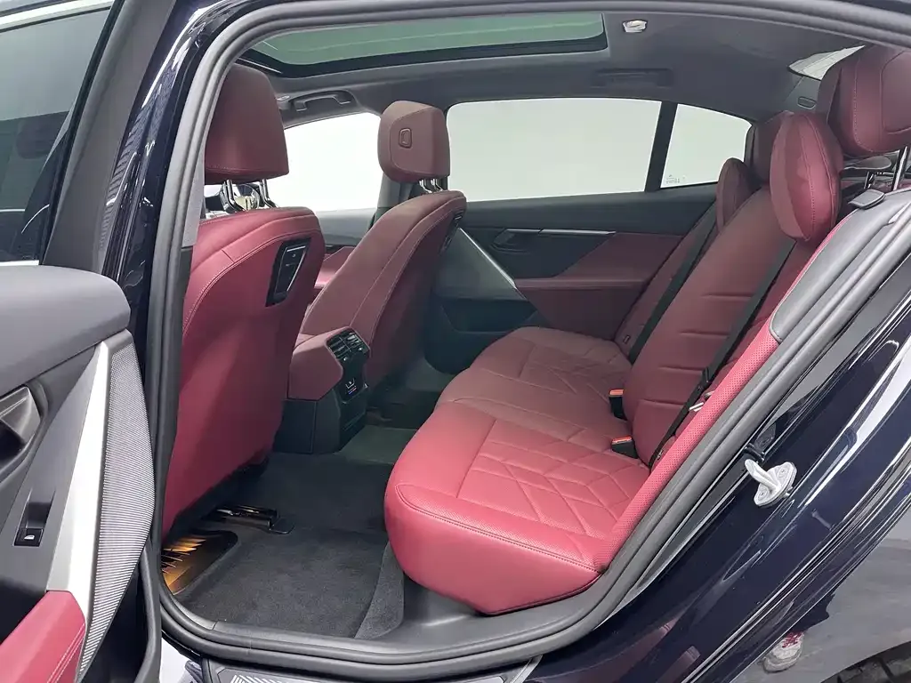 BMW 5 Series 2025 из CN, фото 6