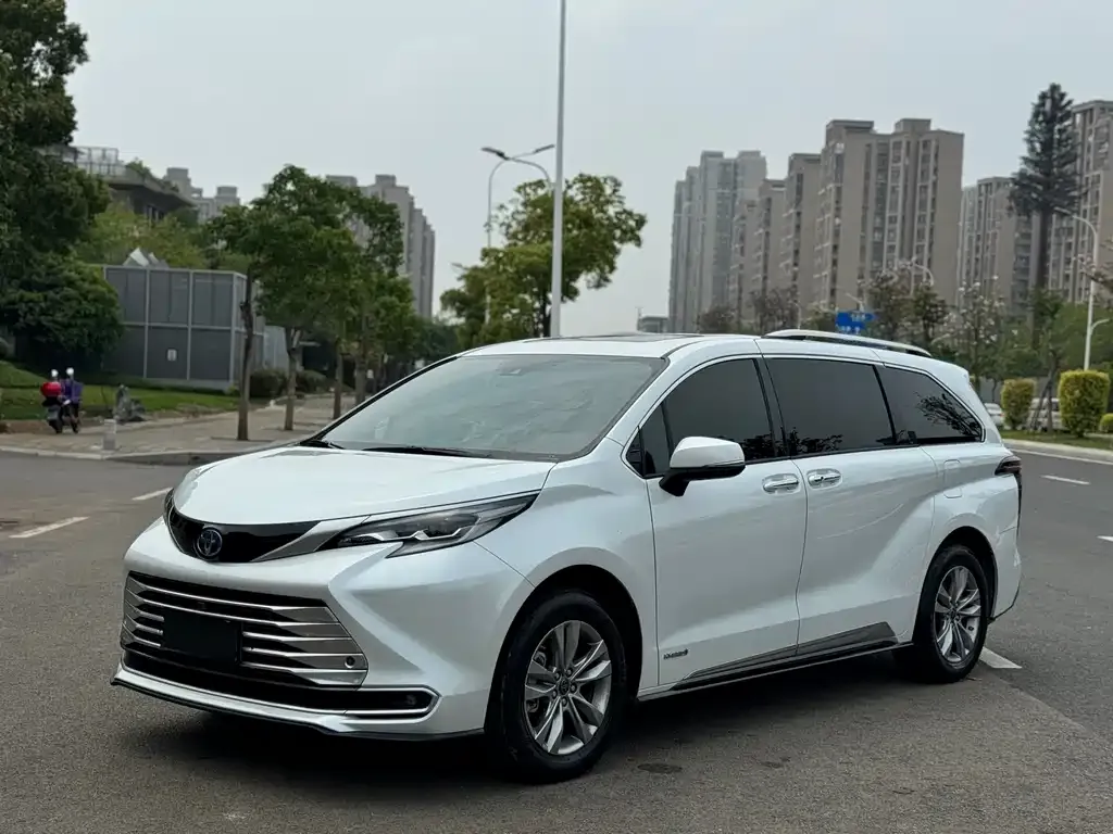 Toyota Sienna — фото 1